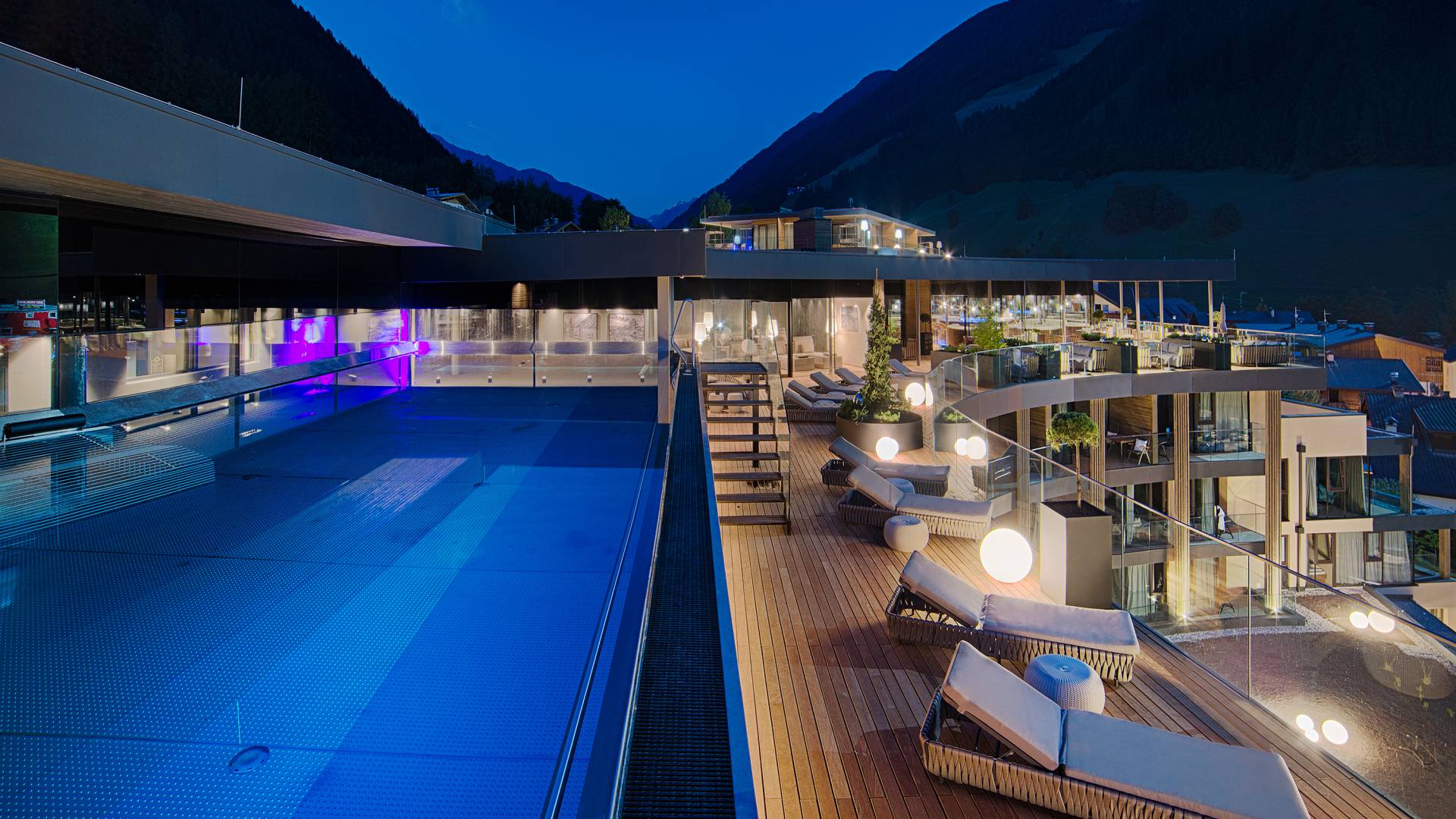 Sunset Sky Pool am Abend