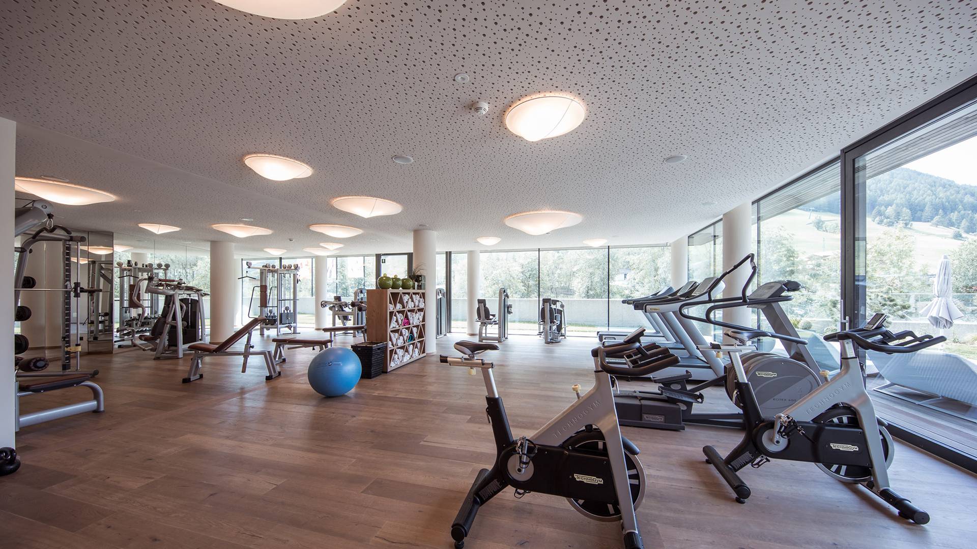 Fitnessraum mit verschiedenen Trainingsgeräte