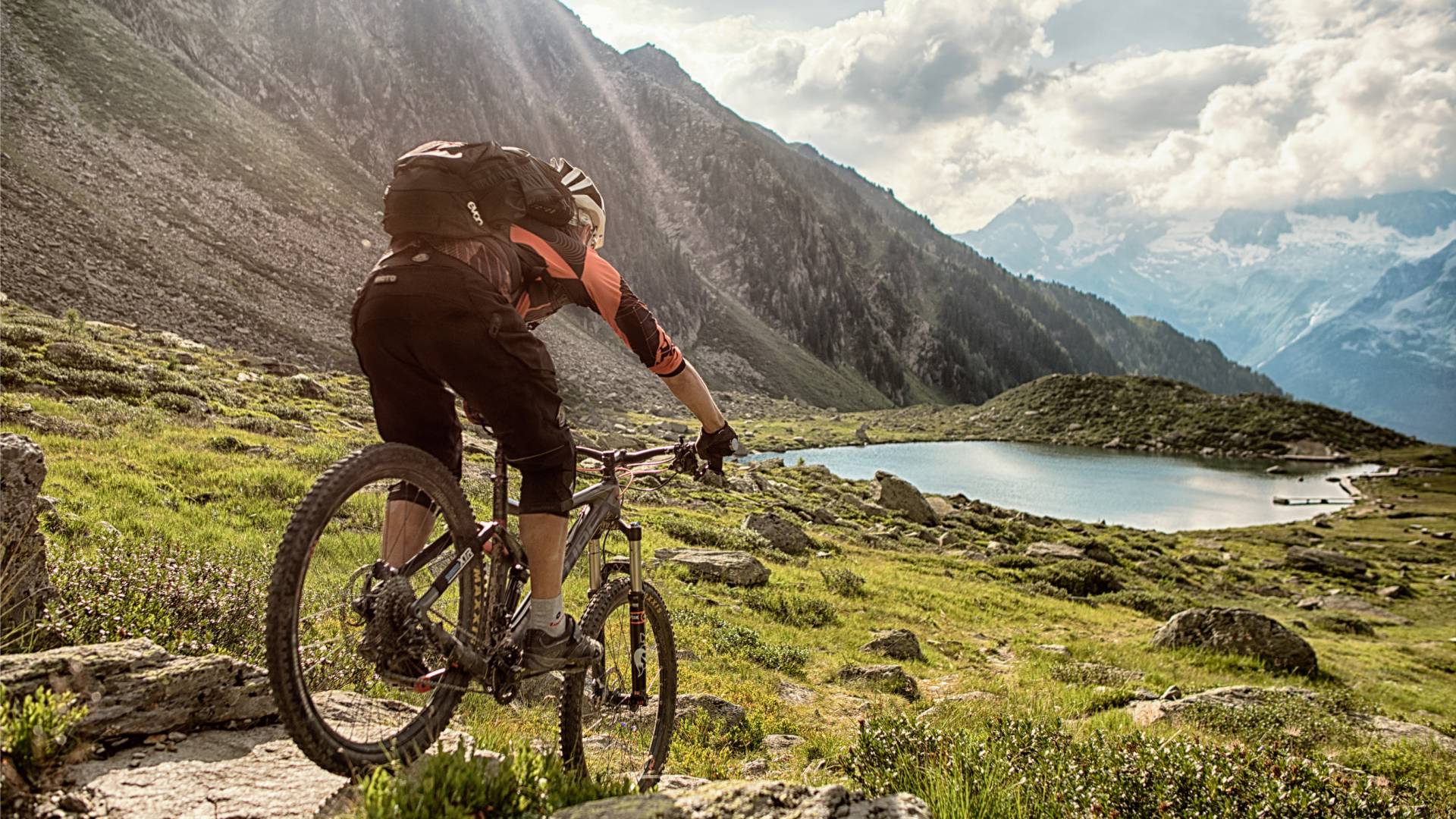Mountainbiken am Bergsee im Ahrntal 