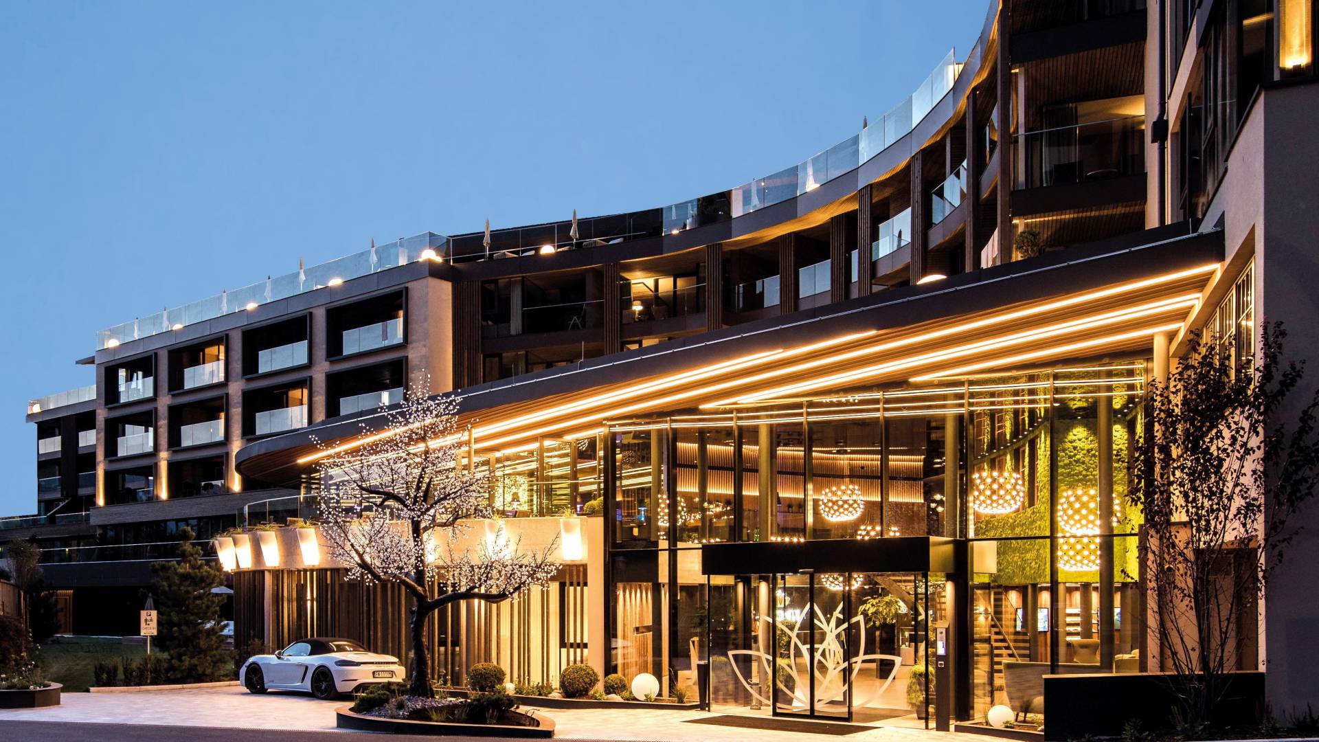 AMONTI Eingangsbereich von Aussen 