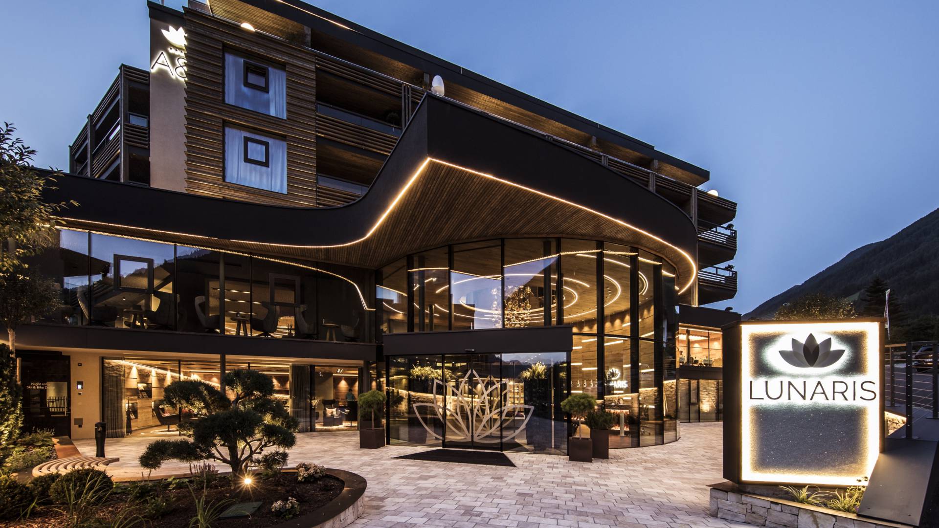 LUNARIS Eingangsbereich von Aussen 