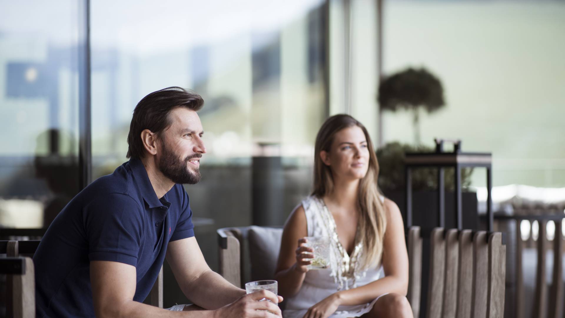 Drinks auf der Dachterrasse genießen