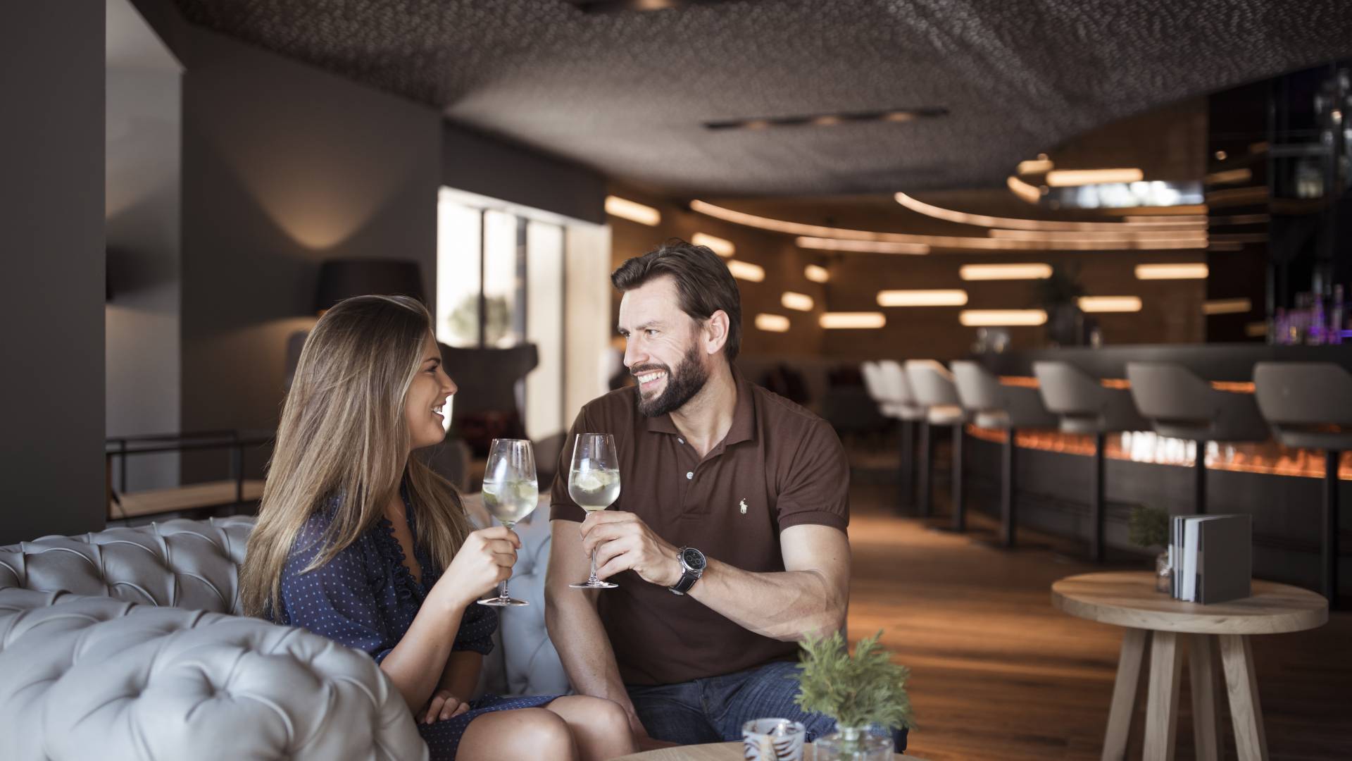 Paar stoßt mit Wein an