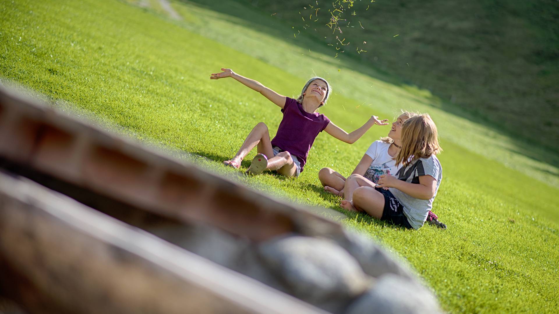 Kinder auf der Wiese direkt am Wellnessresort