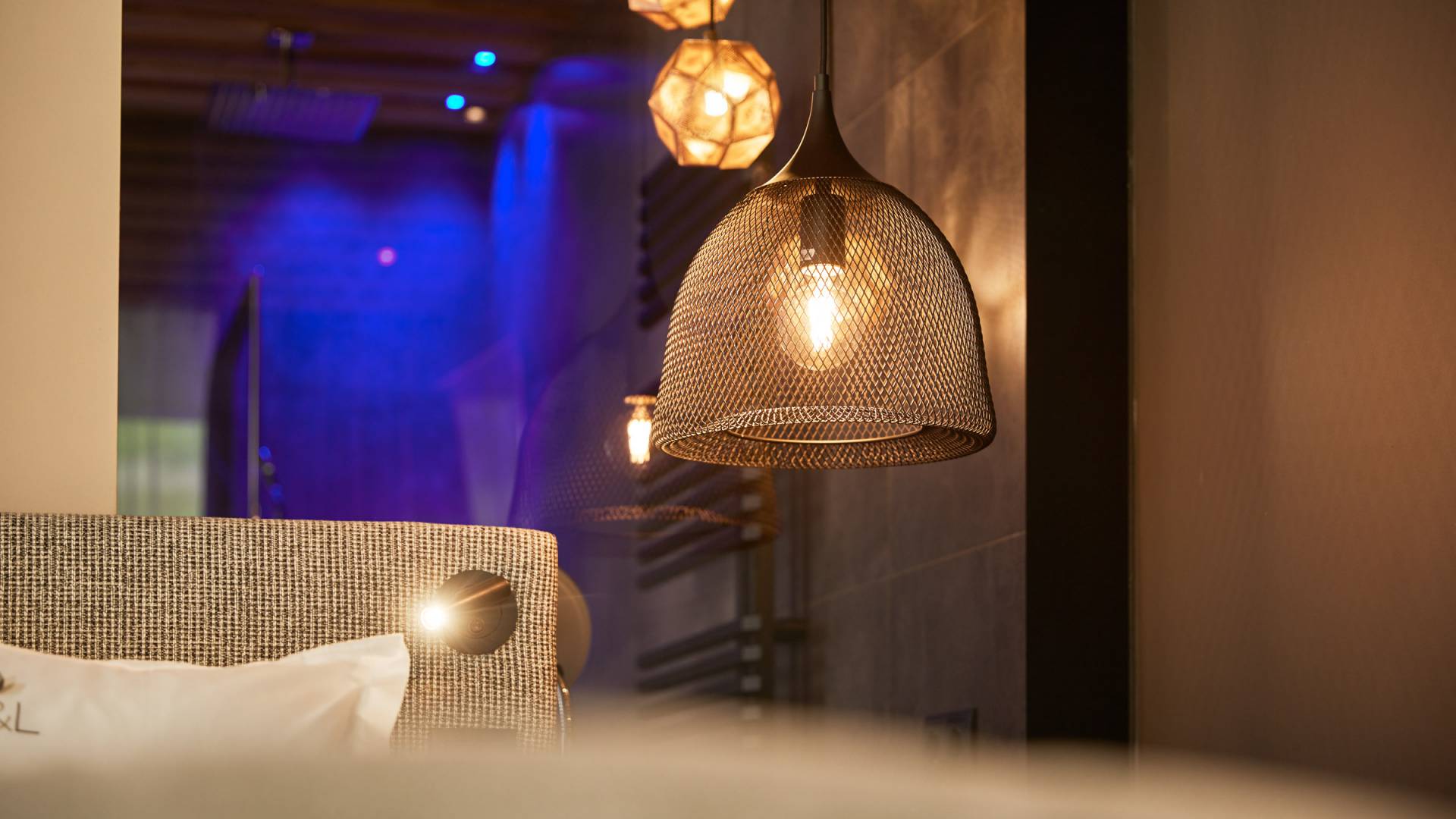 Pärchen auf dem Zimmer-Balkon mit Blick auf die Berge