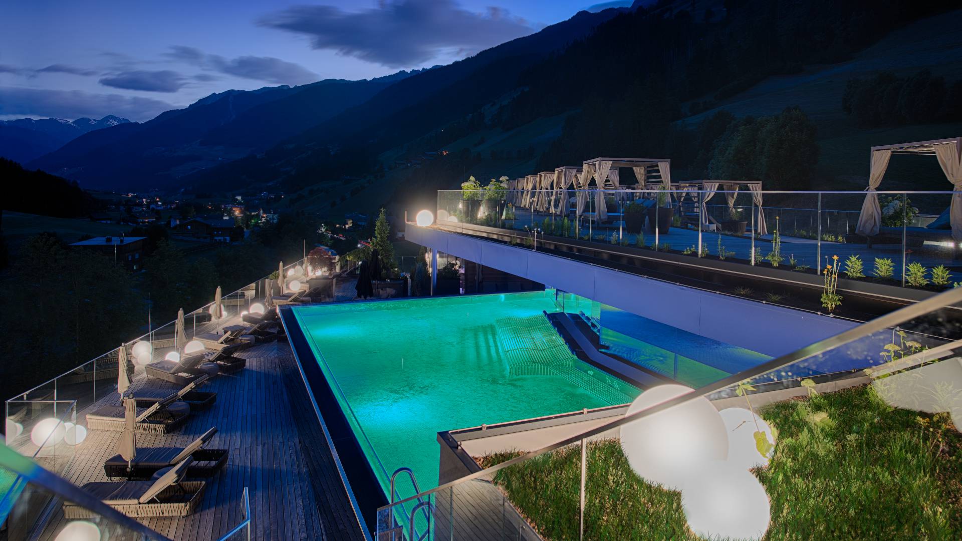 Sunset Sky Pool beleuchtet