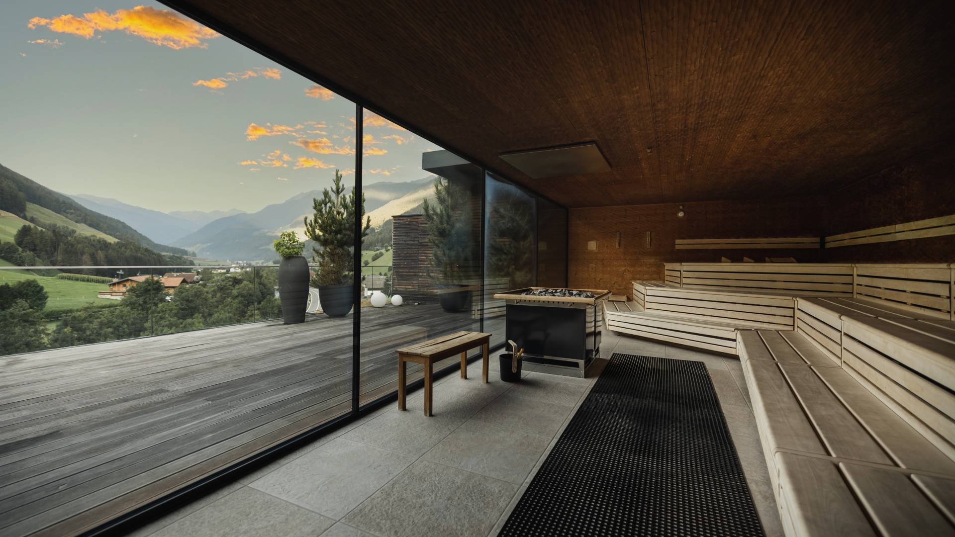 Hotelsauna mit Panoramablick auf das Ahrntal