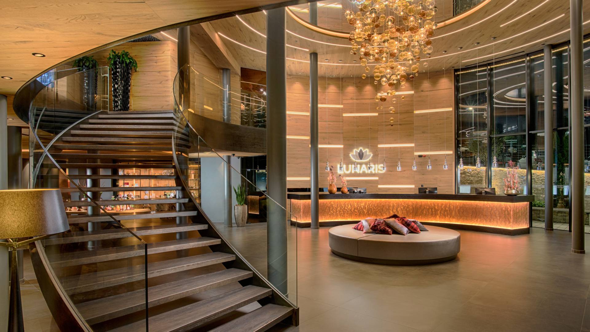 Die Hotellobby des Lunaris Wellnessresort in Südtirol