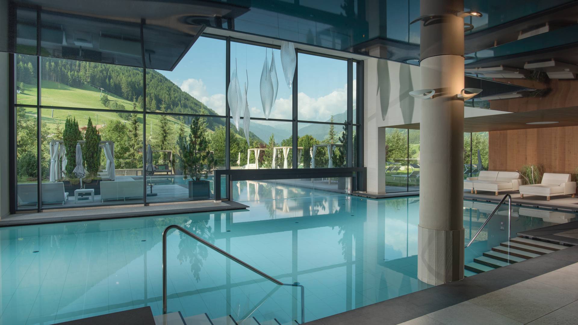 Pool mit Zugang zum Aussenbereich