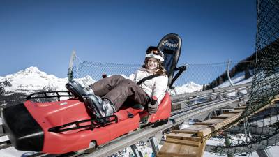 Mädchen auf dem Alpine Coaster