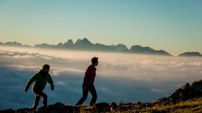 Wanderer auf Bergspitze
