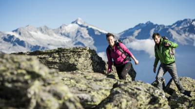 Wanderer auf Alpen-Gebirge