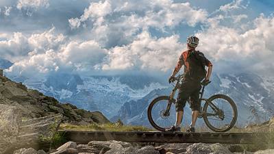 Mountainbiker vor Bergkulisse im Ahrntal