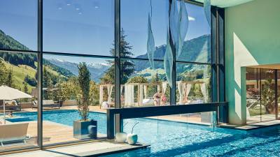 Outdoorpool und Indoorpool
