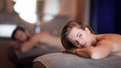 Paar entspannt bei Wellnessanwendungen