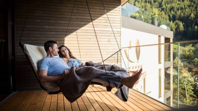 Paar relaxt auf einer Schwebeliege