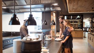 Paar am Buffet im a&L