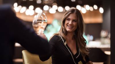 Gäste stoßen mit Sekt an