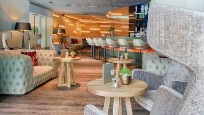 LUNARIS Bar mit gemütlichen Sitzecken