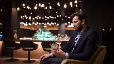 Gast genießt ein Drink an der AMONTI Bar