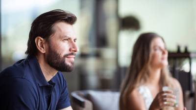 Paar genießt Drinks auf der Sky Bar Terrasse