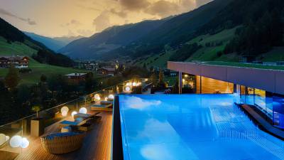 Sunset Sky Pool am Abend