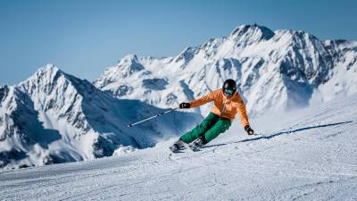 Skifahrer auf Piste des Ahrntals