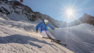 Skifahrer im Tiefschnee