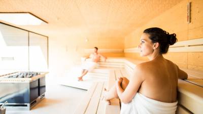 Frau entspannt in der Bio Sauna