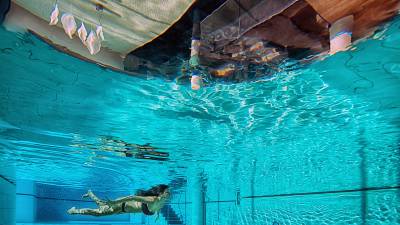 Frau unter Wasser im Indoor Pool