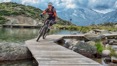 Mountainbiker am Bergsee