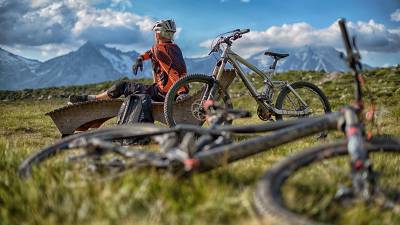 Mountainbiker ruht auf einer Liege