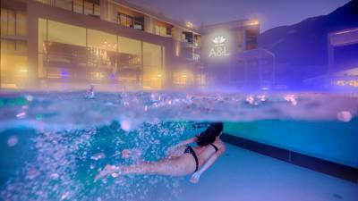 Frau unter Wasser im Outdoorpool