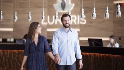 Paar an der LUNARIS Rezeption