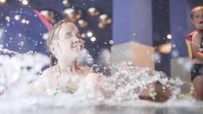 Kind plantscht im Wasser 