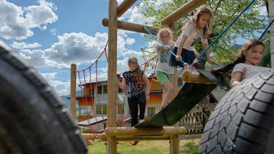 Kinder haben Spaß auf dem Kletterparkour
