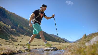 Wandern über kleine Bäche 