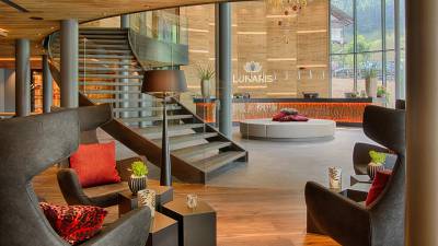 Loungeecken an der LUNARIS Rezeption