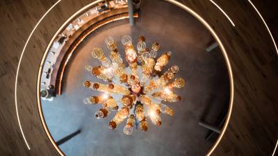 Hängende Designer-Kronleuchte im LUNARIS