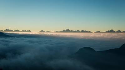 Bergspitzen über Wolkendecke 