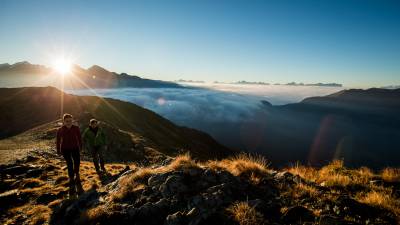 Alpenwanderung bei tiefstehender Sonne