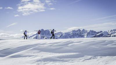 Ski fahren im Tiefschnee