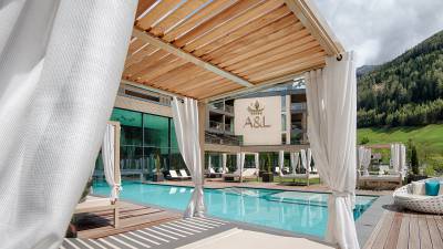 Große Gartenlandschaft beim Außenpool 