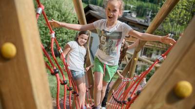Kindern spielen auf dem Holzklettergerüst