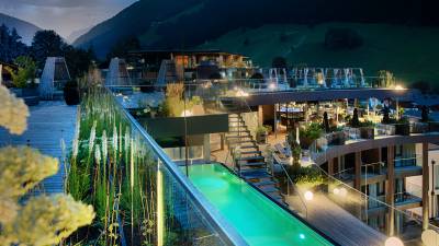 Wellnessresort A&L Wellnessbereich & Terrassen mit Pools und Liegebereich