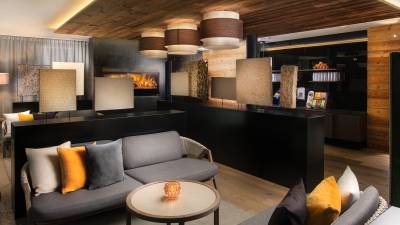 Wellness-Lounge mit Sofas und Getränktheke im A&L
