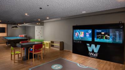 Spielbereich für Kinder mit Video-Wall und Billard