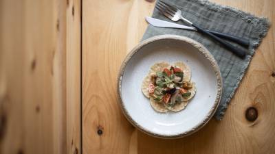 Vorspeisen-Salat mit Besteck auf Holztisch