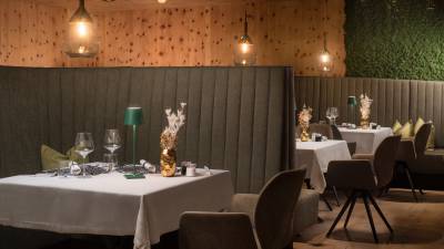 Restaurant mit verschiedenen Sitznischen im A&L Wellnessresort
