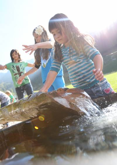 Kinder bei den Wasserspielen
